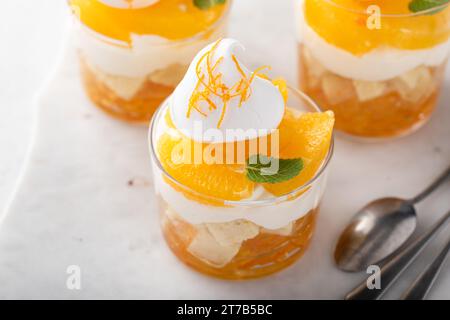 Gâteau orange et livre dessert en couches dans des verres, dessert dans une tasse Banque D'Images
