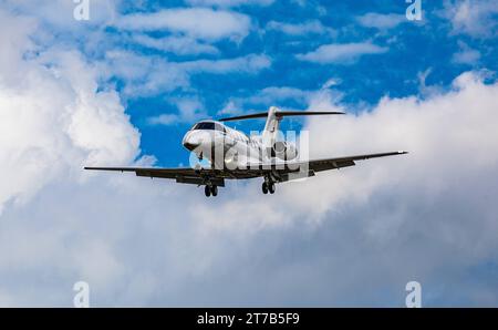 CAT Aviation Ein Pilatus PC-24 von CAT Aviation befindet sich im Landeanflug auf den Flughafen Zürich. Immatrikulation HB-VVU. Zürich, Schweiz, 02.10.2022 *** CAT Aviation Un Pilatus PC 24 de CAT Aviation s'approche de l'aéroport de Zurich immatriculation HB VVU Zurich, Suisse, 02 10 2022 crédit : Imago/Alamy Live News Banque D'Images