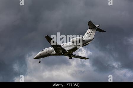 CAT Aviation Ein Pilatus PC-24 von CAT Aviation befindet sich im Landeanflug auf den Flughafen Zürich. Immatrikulation HB-VVU. Zürich, Schweiz, 02.10.2022 *** CAT Aviation Un Pilatus PC 24 de CAT Aviation s'approche de l'aéroport de Zurich immatriculation HB VVU Zurich, Suisse, 02 10 2022 crédit : Imago/Alamy Live News Banque D'Images