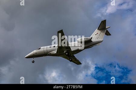 CAT Aviation Ein Pilatus PC-24 von CAT Aviation befindet sich im Landeanflug auf den Flughafen Zürich. Immatrikulation HB-VVU. Zürich, Schweiz, 02.10.2022 *** CAT Aviation Un Pilatus PC 24 de CAT Aviation s'approche de l'aéroport de Zurich immatriculation HB VVU Zurich, Suisse, 02 10 2022 crédit : Imago/Alamy Live News Banque D'Images