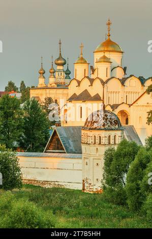 Le monastère de Pokrovsky est situé sur la rive droite de la rivière Kamenka dans la partie nord de Souzdal. Fondée en 1364 par le prince Dmitri Konstantinovitch Banque D'Images