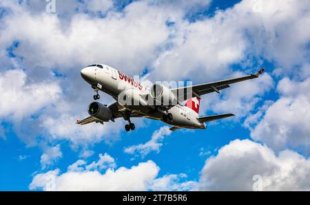 Swiss International Airlines Ein Airbus A220-100 von Swiss International Airlines befindet sich im Landeanflug auf den Flughafen Zürich. Immatriculation HB-JBB. Zürich, Schweiz, 02.10.2022 *** Swiss International Airlines un Airbus A220 100 de Swiss International Airlines s'approche de l'enregistrement de l'aéroport de Zurich HB JBB Zurich, Suisse, 02 10 2022 crédit : Imago/Alamy Live News Banque D'Images