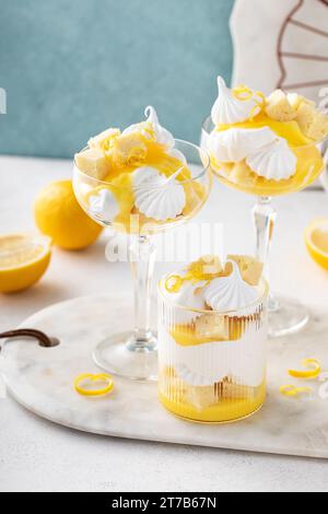 Parfait au citron ou eton mess avec du caillé au citron, des baisers meringue, de la crème fouettée et du gâteau au livre Banque D'Images