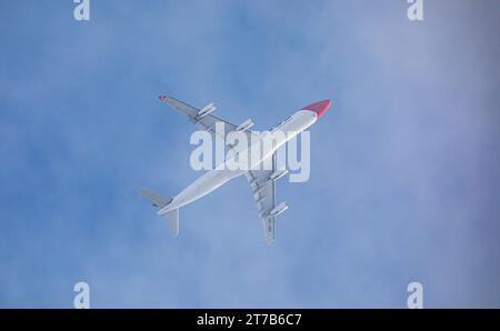 Edelweiss Air Ein Airbus A340-313X von Edelweiss Air überfliegt nach dem Start auf dem Flughafen Zürich den Schweizer Flughafen. Enregistrement HB-JME. Zürich, Schweiz, 18.12.2022 *** Edelweiss Air un Airbus A340 313X Edelweiss Air survole Swiss Airport Registration HB JME Zurich, Suisse, 18 12 2022 après le décollage de l'aéroport de Zurich crédit : Imago/Alamy Live News Banque D'Images