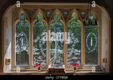 La fenêtre du millénaire dans l'église de Saint-Pierre et Sainte-Croix, Wherwell, Hampshire, Angleterre, Royaume-Uni Banque D'Images