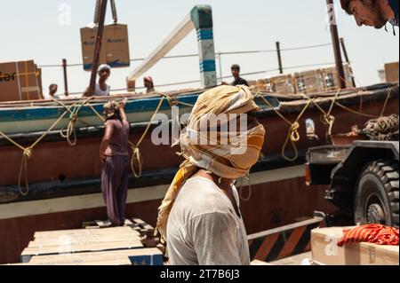 Dubaï, Émirats arabes Unis. 29 juin 2019 travailleurs étrangers déchargeant des cargaisons de bateaux Dhow Dubai Creek Harbour, un quartier commercial animé de Deira, Banque D'Images
