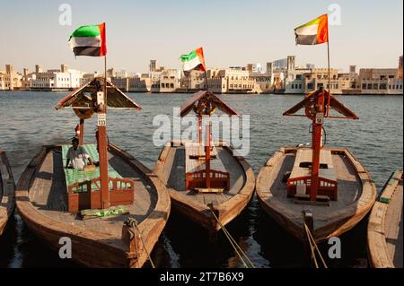 Dubaï, Émirats arabes Unis. 1 juillet 2019 les bateaux-taxis traditionnels locaux amarrés au port de Dubai Creek, Deira, Émirats arabes Unis Banque D'Images