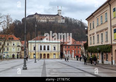 LJUBLIANA, SLOVÉNIE - MARTH 7, 2023 : Congress Square est le centre historique de la capitale slovène surplombant le château de Ljubljana. Banque D'Images