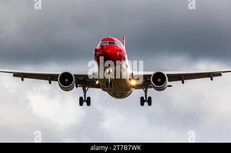 Edelweiss Air Ein Airbus A320-214 von Edelweiss Air befindet sich im Landeanflug auf die piste 28 des Flughafen Zürich. Immatriculation HB-JLS. Zürich, Suisse, 02.10.2022 *** Edelweiss Air un Airbus A320 214 d'Edelweiss Air approche de la piste 28 de l'aéroport de Zurich immatriculation HB JLS Zurich, Suisse, 02 10 2022 crédit : Imago/Alamy Live News Banque D'Images