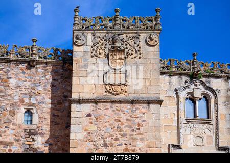 Europe, Espagne, Estrémadure, Cáceres, le Palais des Golfines d'Abajo (Palacio de los Golfines de Abajo) montrant le détail des sculptures en pierre Banque D'Images