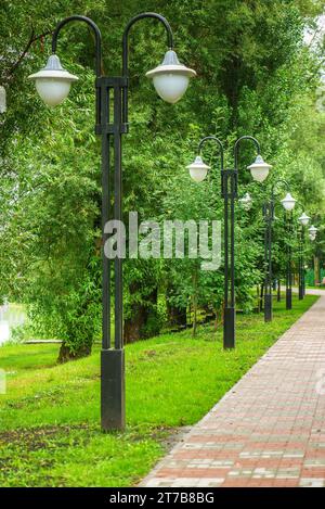 Lumières électriques dans le parc de la ville d'été. Banque D'Images