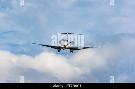 CAT Aviation Ein Pilatus PC-24 von CAT Aviation befindet sich im Landeanflug auf den Flughafen Zürich. Immatrikulation HB-VVU. Zürich, Schweiz, 02.10.2022 *** CAT Aviation Un Pilatus PC 24 de CAT Aviation s'approche de l'aéroport de Zurich immatriculation HB VVU Zurich, Suisse, 02 10 2022 crédit : Imago/Alamy Live News Banque D'Images