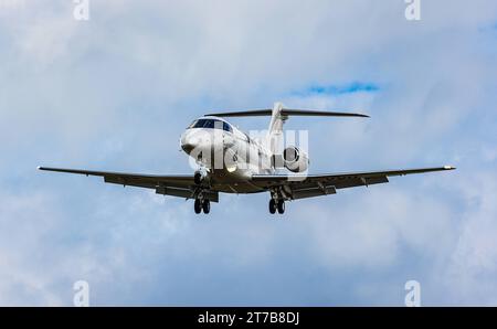 CAT Aviation Ein Pilatus PC-24 von CAT Aviation befindet sich im Landeanflug auf den Flughafen Zürich. Immatrikulation HB-VVU. Zürich, Schweiz, 02.10.2022 *** CAT Aviation Un Pilatus PC 24 de CAT Aviation s'approche de l'aéroport de Zurich immatriculation HB VVU Zurich, Suisse, 02 10 2022 crédit : Imago/Alamy Live News Banque D'Images