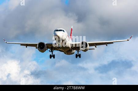 Swiss International Airlines Ein Airbus A220-100 von Swiss International Airlines befindet sich im Landeanflug auf den Flughafen Zürich. Immatriculation HB-JBB. Zürich, Schweiz, 02.10.2022 *** Swiss International Airlines un Airbus A220 100 de Swiss International Airlines s'approche de l'enregistrement de l'aéroport de Zurich HB JBB Zurich, Suisse, 02 10 2022 crédit : Imago/Alamy Live News Banque D'Images