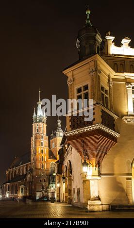 Église notre-Dame assumée dans le ciel est brique église gothique re-construite au 14e siècle, adjacente à la place du marché principal à Cracovie, Pologne. Banque D'Images