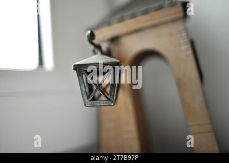 Arche de décoration en bois dans un fond. Candélabres . Lanterne. Banque D'Images