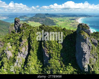 Bream Head / te Whara Track 476m. Vues vers le nord vers la montagne Kauri et Ocean Beach. 360 vues panaromiques et une partie du sentier te Araroa, Banque D'Images