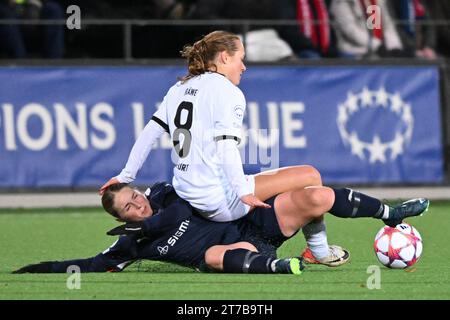 Malmo, Suède 14 novembre 2023. Lisanne Gräwe de l'Eintracht Frankfurt est assise sur Hanna Andersson de Rosengard lors du match de football de l'UEFA Women's Champions League, groupe A, entre le FC Rosengård et l'Eintracht Frankfurt au Malmö Idrottsplats à Malmo, Suède, le 14 novembre 2023. Photo : Johan Nilsson/TT/kod 50090 crédit : TT News Agency/Alamy Live News Banque D'Images