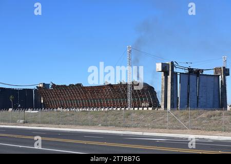 TUSTIN, CALIFORNIE - 13 NOVEMBRE 2023 : le feu du hangar de Tustin MCAS Blimp brûle toujours alors que le mur nord brûle lentement. Banque D'Images