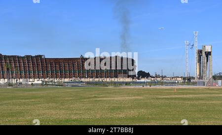 TUSTIN, CALIFORNIE - 13 NOVEMBRE 2023 : le feu du hangar de Tustin MCAS Blimp brûle toujours alors que le mur nord brûle lentement. Banque D'Images