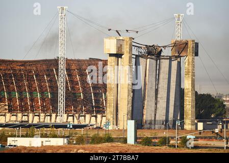 TUSTIN, CALIFORNIE - 13 NOVEMBRE 2023 : le feu du hangar de Tustin MCAS Blimp brûle toujours alors que le mur nord brûle lentement. Banque D'Images