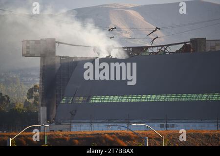 TUSTIN, CALIFORNIE - 13 NOVEMBRE 2023 : un point chaud s'évanouit au-dessus des portes est du hangar MCAS Tustin Blimp, quelques jours après le début de l'incendie. Banque D'Images