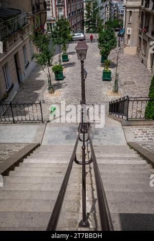 Vol d'escaliers en descente entre les résidences d'appartements dans le quartier confortable de Montmartre, Paris, France Banque D'Images