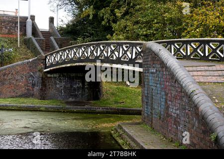 Delph Basin Bridge, Dudley No.1 Canal, Brierley Hill, West Midlands, Angleterre, ROYAUME-UNI Banque D'Images