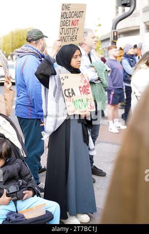 Cardiff, pays de Galles 11 novembre 2023. Marche pour la Palestine. marche pacifique de protestation dans le centre-ville de Cardiff. Banque D'Images