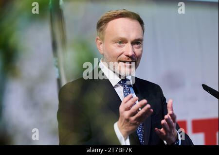 Berlin, Allemagne. 14 novembre 2023. Christian Lindner (FDP), ministre des Finances, prononce le discours élogieux de M. Brunner, ministre autrichien des Finances, qui a reçu le Prix PME 2023 de la part de l’Union économique et PME (MIT) dans la catégorie politique. Crédit : Annette Riedl/dpa/Alamy Live News Banque D'Images