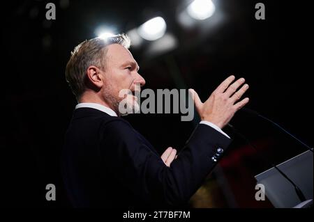 Berlin, Allemagne. 14 novembre 2023. Christian Lindner (FDP), ministre des Finances, prononce le discours élogieux de M. Brunner, ministre autrichien des Finances, qui a reçu le Prix PME 2023 de la part de l’Union économique et PME (MIT) dans la catégorie politique. Crédit : Annette Riedl/dpa/Alamy Live News Banque D'Images