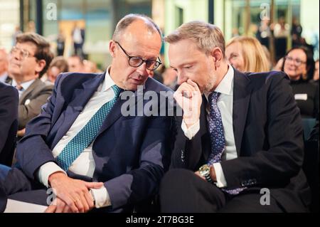 Berlin, Allemagne. 14 novembre 2023. Friedrich Merz (l), président fédéral de la CDU, et Christian Lindner (FDP), ministre fédéral des Finances, se parlent avant le début de la cérémonie de remise du Prix PME 2023 de l’Union économique et PME. Crédit : Annette Riedl/dpa/Alamy Live News Banque D'Images