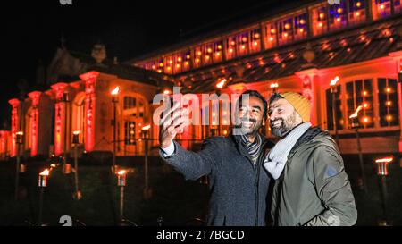 Londres, Royaume-Uni. 14 novembre 2023. Les modèles Kew posent avec l'installation « Fire Garden » qui illumine magnifiquement la Temperate House. Le célèbre Noël à Kew revient à Kew Gardens dans l'ouest de Londres. Le parcours festif original à travers le paysage après la tombée de la nuit de Kew revient pour sa onzième année avec une foule de favoris saisonniers ainsi que plusieurs nouvelles installations lumineuses. Crédit : Imageplotter/Alamy Live News Banque D'Images