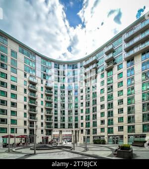 Angleterre, Royaume-Uni, 4 avril 2023, vue du bâtiment PRET a manger à St George Wharf dans le quartier de Vauxhall Banque D'Images