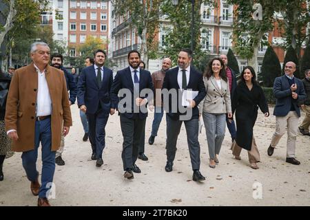 Le leader de VOX Santiago Abascal (C) porte une gerbe de papiers avec le procès contre Pedro Sanchez, il est accompagné par un groupe de politiciens du parti d'extrême droite, VOX. Le parti espagnol d’extrême droite, Vox, a déposé ce lundi une plainte devant la Cour suprême de Madrid contre le président par intérim Pedro Sánchez et le politicien indépendantiste catalan Carles Puigdemont, Qu'il accuse d'avoir commis plusieurs crimes lors de la négociation et de l'accord sur l'amnistie et qui entraînera l'investiture de Sanchez à la présidence du gouvernement espagnol. (Photo de David Canales/SOPA image Banque D'Images