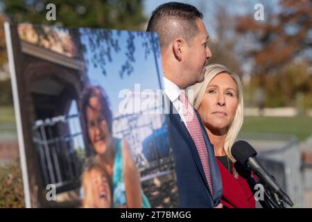 Washington, États-Unis. 14 novembre 2023. Le représentant américain Tony Gonzales R-TX, parle aux côtés de la représentante américaine Marjorie Taylor Greene R-GA sur les questions de sécurité frontalière lors d'une conférence de presse au Capitole des États-Unis, mardi 14 novembre 2023 à Washington, DC. Green et Gonzales ont parlé aux journalistes de la destitution que Greene met en mouvement pour le secrétaire américain à la sécurité intérieure Alejandro Mayorkas. Photo de Ken Cedeno/UPI crédit : UPI/Alamy Live News Banque D'Images