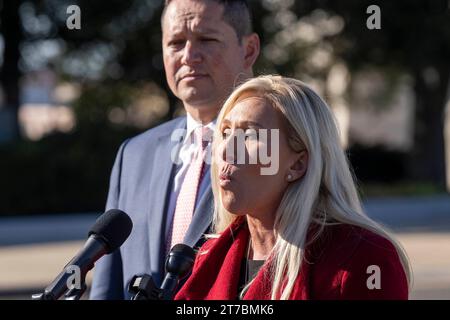 Washington, États-Unis. 14 novembre 2023. La représentante des États-Unis Marjorie Taylor Greene R-GA, prend la parole aux côtés de la représentante des États-Unis Tony Gonzales R-TX sur les questions de sécurité frontalière lors d’une conférence de presse au Capitole des États-Unis, mardi 14 novembre 2023 à Washington, DC. Green et Gonzales ont parlé aux journalistes de la destitution que Greene met en mouvement pour le secrétaire américain à la sécurité intérieure Alejandro Mayorkas. Photo de Ken Cedeno/UPI crédit : UPI/Alamy Live News Banque D'Images