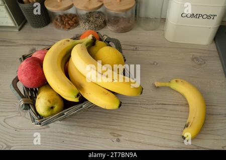 Panier avec fruits frais sur table dans la cuisine Banque D'Images