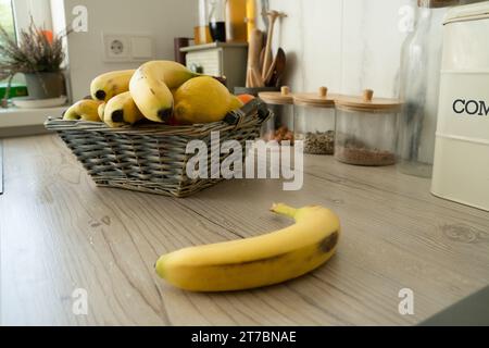 Panier avec fruits frais sur table dans la cuisine Banque D'Images