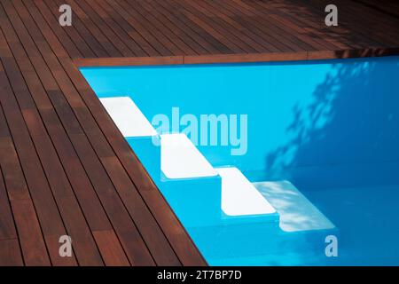 Escaliers de la piscine et bordure de la terrasse, accès à la piscine par marches creusées Banque D'Images