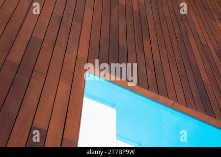 Bordure de piscine et terrasse en forme de nettoyage, accès à la piscine par marches creusées Banque D'Images