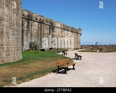 Ville fortifiée avec ses remparts à Saint-Malo avec bancs et ancre marine en arrière-plan. Banque D'Images