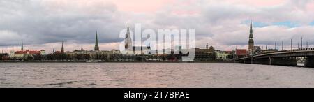 panorama de la vieille Riga à travers la rivière Daugava Banque D'Images