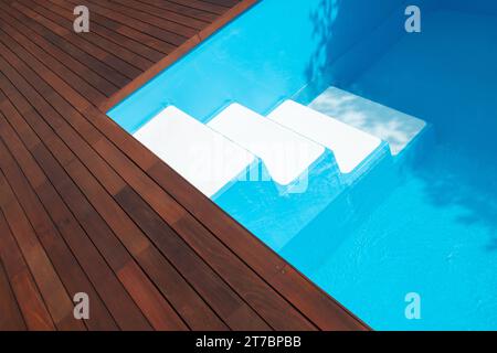 Escaliers de la piscine et bordure de la terrasse, accès à la piscine par marches creusées Banque D'Images