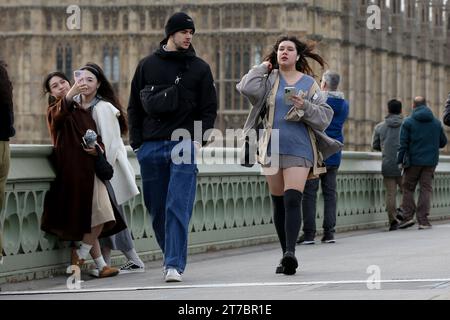 Londres, Royaume-Uni. 13 novembre 2023. Les touristes marchent sur le pont de Westminster en automne à Londres. (Photo Steve Taylor/SOPA Images/Sipa USA) crédit : SIPA USA/Alamy Live News Banque D'Images