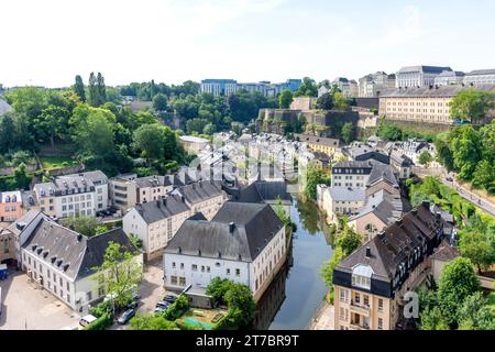 Rivière Alzette et quartier du Grund depuis chemin de la Corniche, ville de Luxembourg, Luxembourg Banque D'Images