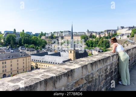 Vue sur le quartier de Grund et la rivière Alzette depuis le Mont de Clausen, quartier de Grund, ville de Luxembourg, Luxembourg Banque D'Images