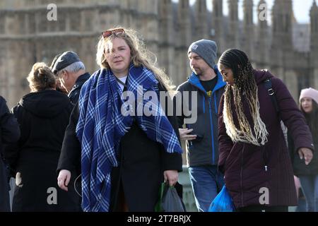 Londres, Royaume-Uni. 13 novembre 2023. Les touristes marchent sur le pont de Westminster en automne à Londres. (Image de crédit : © Steve Taylor/SOPA Images via ZUMA Press Wire) USAGE ÉDITORIAL SEULEMENT! Non destiné à UN USAGE commercial ! Banque D'Images