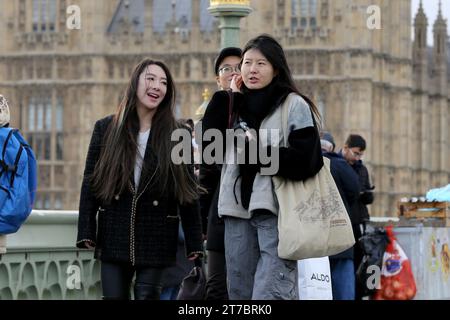 Londres, Royaume-Uni. 13 novembre 2023. Les touristes marchent sur le pont de Westminster en automne à Londres. (Image de crédit : © Steve Taylor/SOPA Images via ZUMA Press Wire) USAGE ÉDITORIAL SEULEMENT! Non destiné à UN USAGE commercial ! Banque D'Images