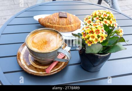Café du matin et croissant au café, ville haute, ville de Luxembourg, Luxembourg Banque D'Images